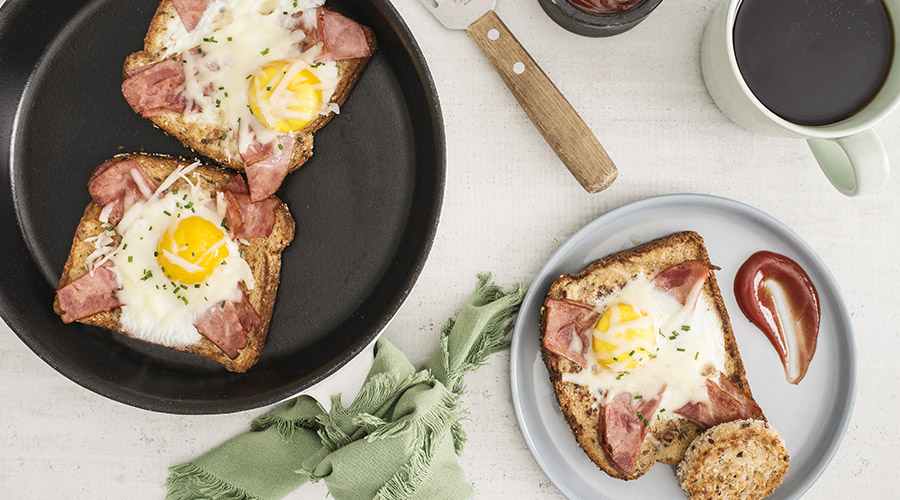 Pain grillé au bacon, au fromage suisse et aux œufs