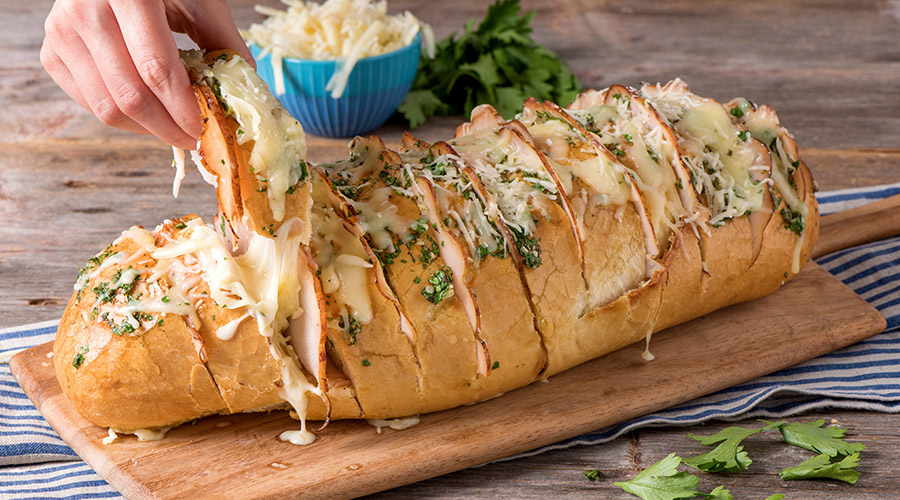 Pain à partager au poulet, au fromage et à l’ail