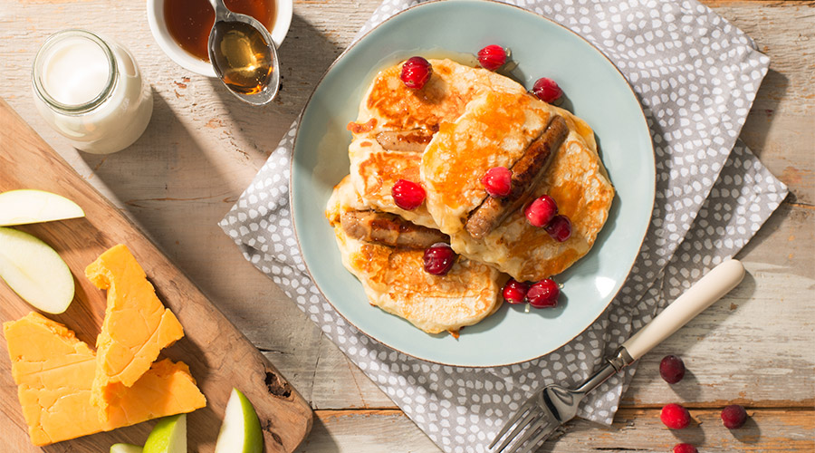 Crêpes aux saucisses de poulet, cheddar et pommes