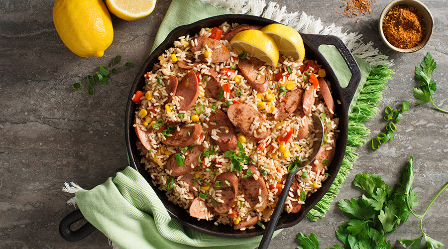 Saucisses de dinde fumées à la cajun et riz au maïs