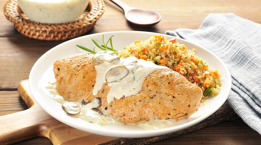 Escalopes de poitrines de dinde aux champignons et sauce au vin blanc aux fines herbes